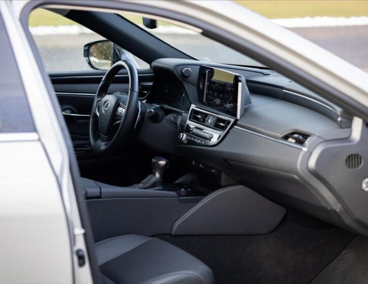 Lexus ES 300h Sedan / Limuzína 2,5 l 160 kw