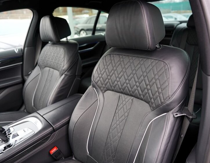 BMW Řada 7 Sedan 3,0 l 210 kw