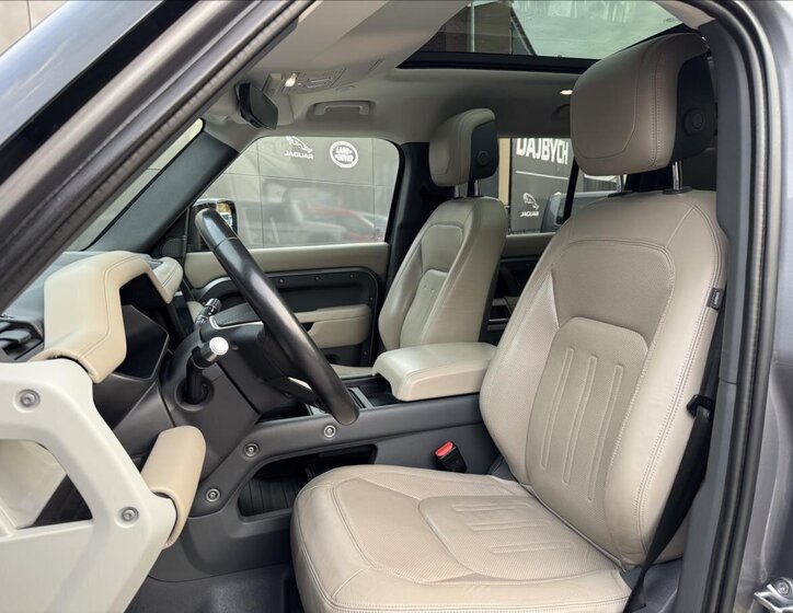 Land Rover Defender 11