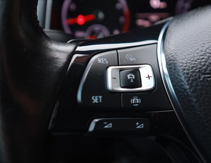 Volkswagen T-Roc CUV 1,5 l 110 kw