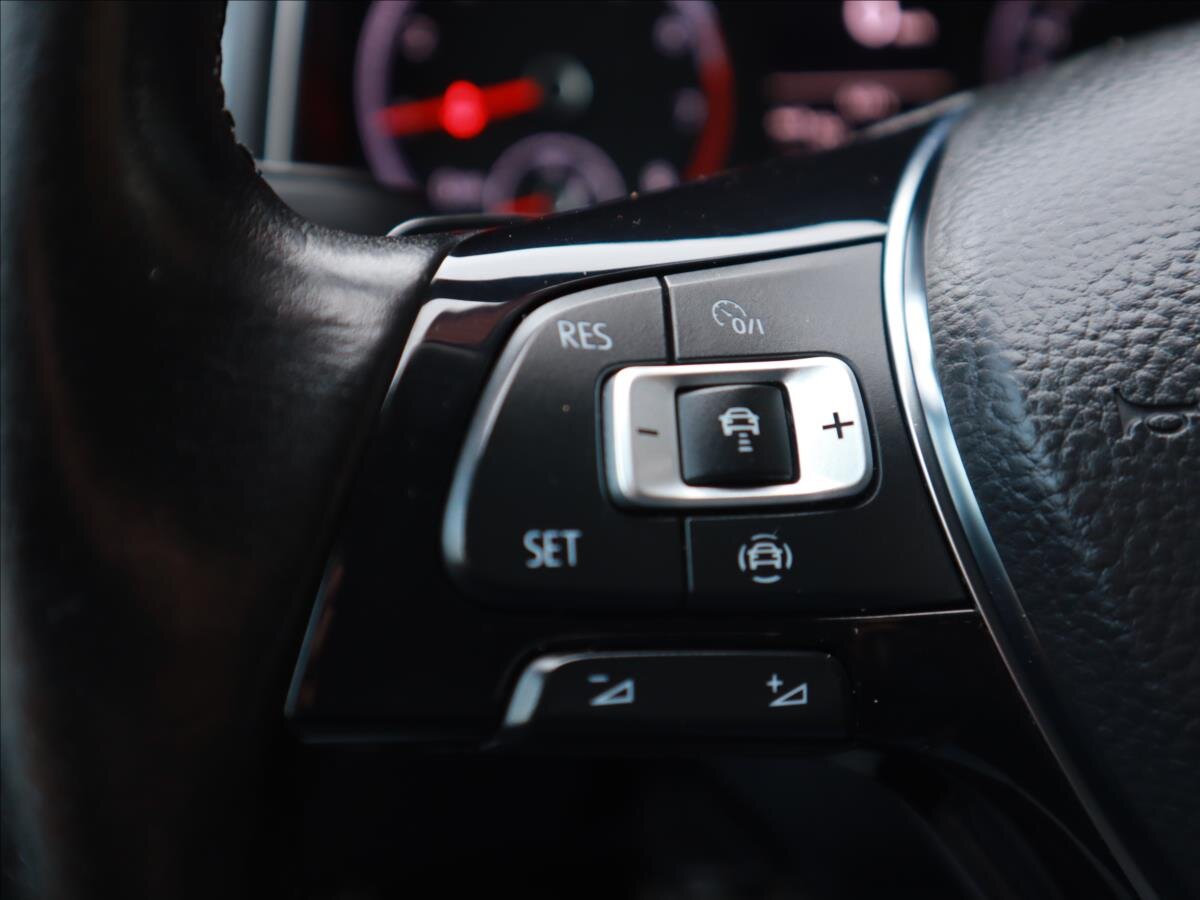 Volkswagen T-Roc CUV 1,5 l 110 kw