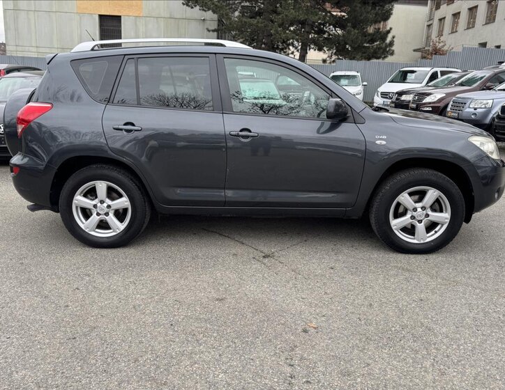Toyota RAV4 SUV / Terénní 2,2 l 100 kw