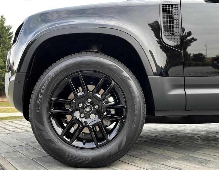 Land Rover Defender 3