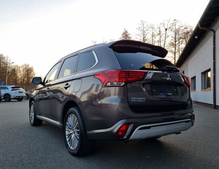 Mitsubishi Outlander SUV 2,4 l 165 kw