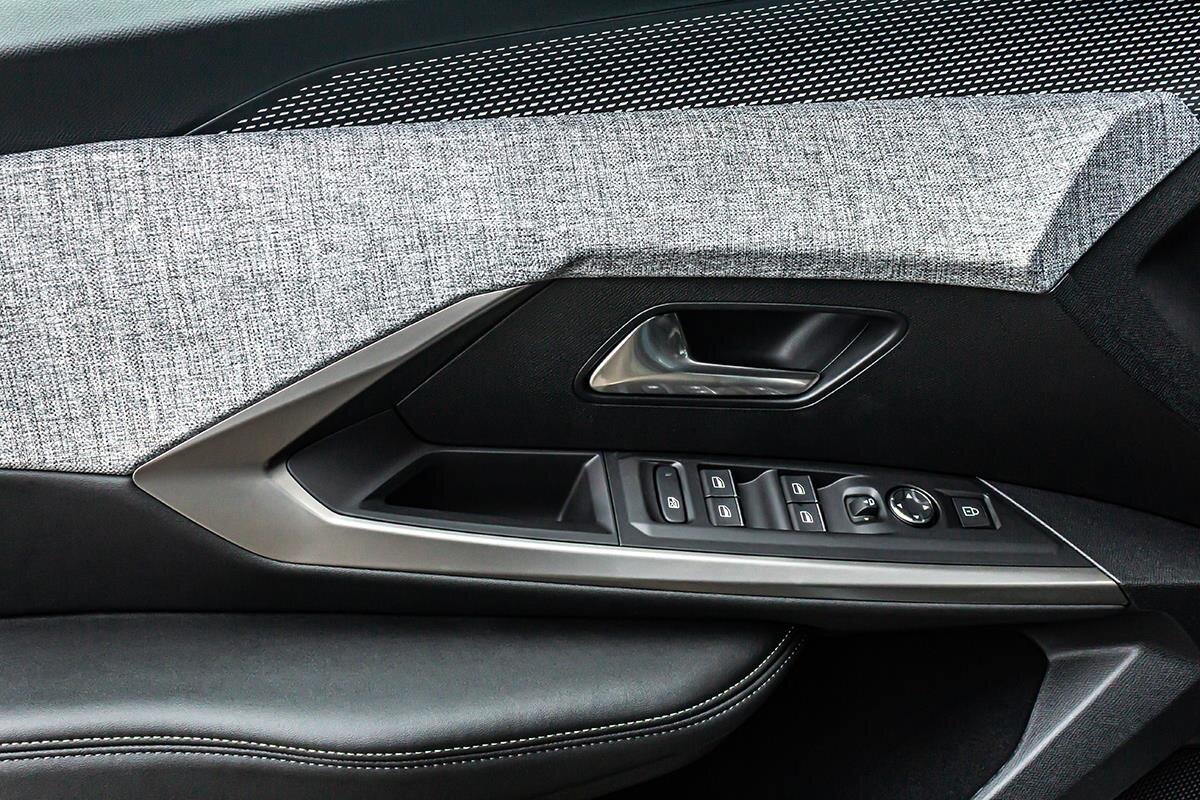 Peugeot 5008 SUV 1,2 l 107 kw