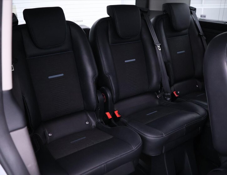 Ford Tourneo Custom 12