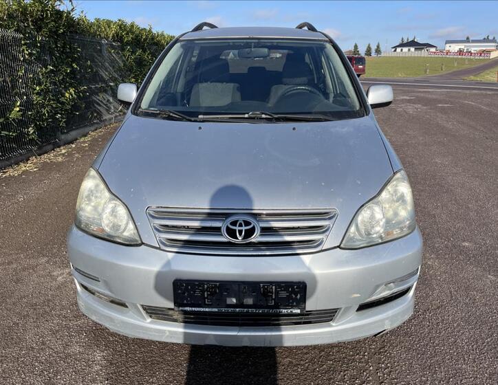 Toyota Avensis Verso 2