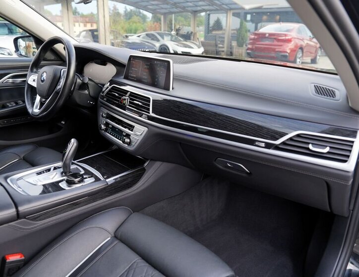 BMW Řada 7 Sedan / Limuzína 4,4 l 390 kw