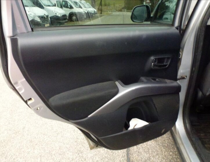 Mitsubishi Outlander SUV / Terénní 2,0 l 103 kw