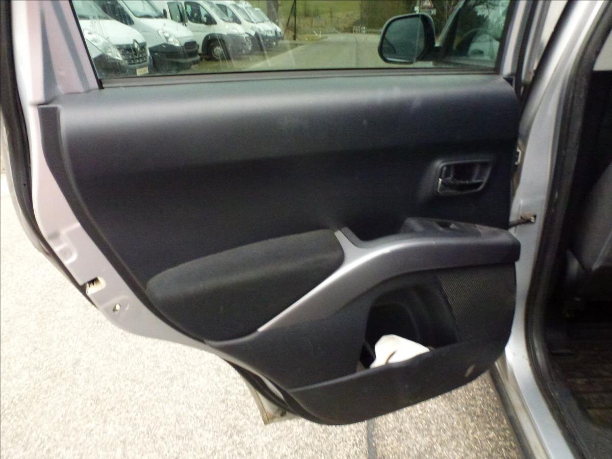 Mitsubishi Outlander SUV / Terénní 2,0 l 103 kw