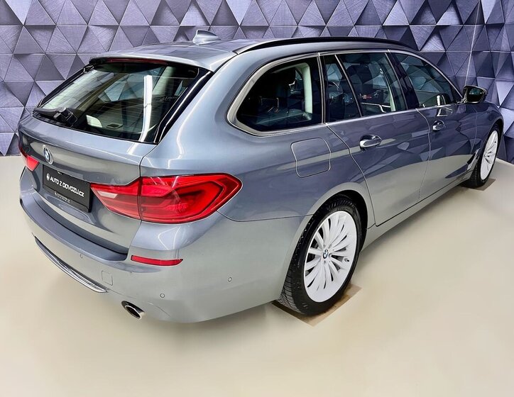 BMW Řada 5 Kombi 3,0 l 195 kw