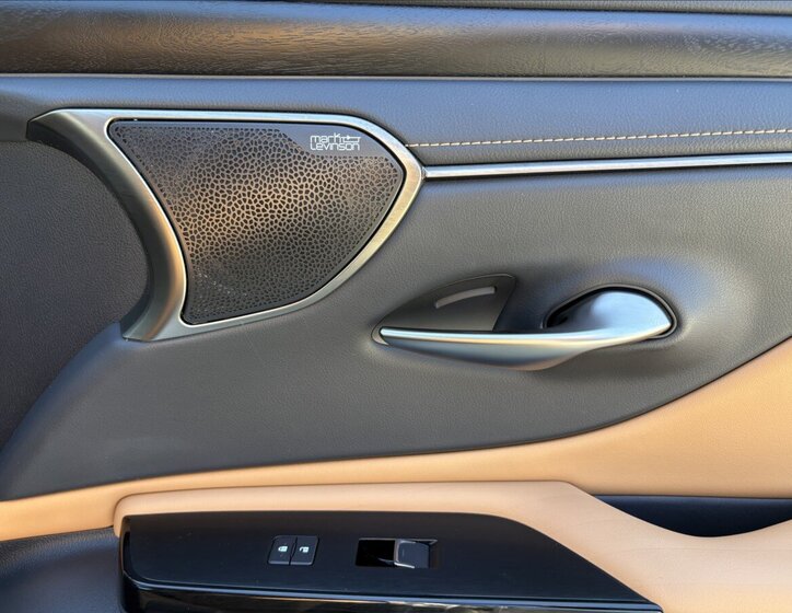 Lexus ES 300h Sedan / Limuzína 2,5 l 131 kw