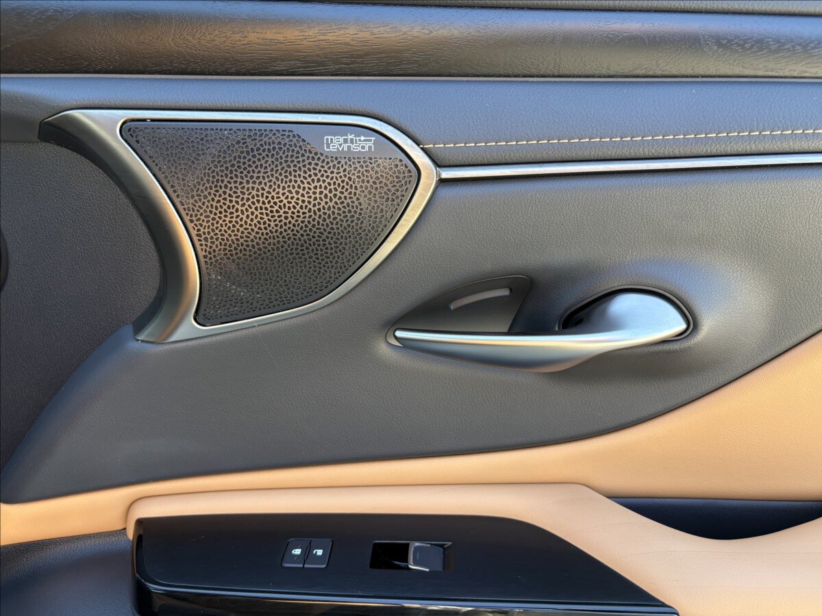 Lexus ES 300h Sedan / Limuzína 2,5 l 131 kw