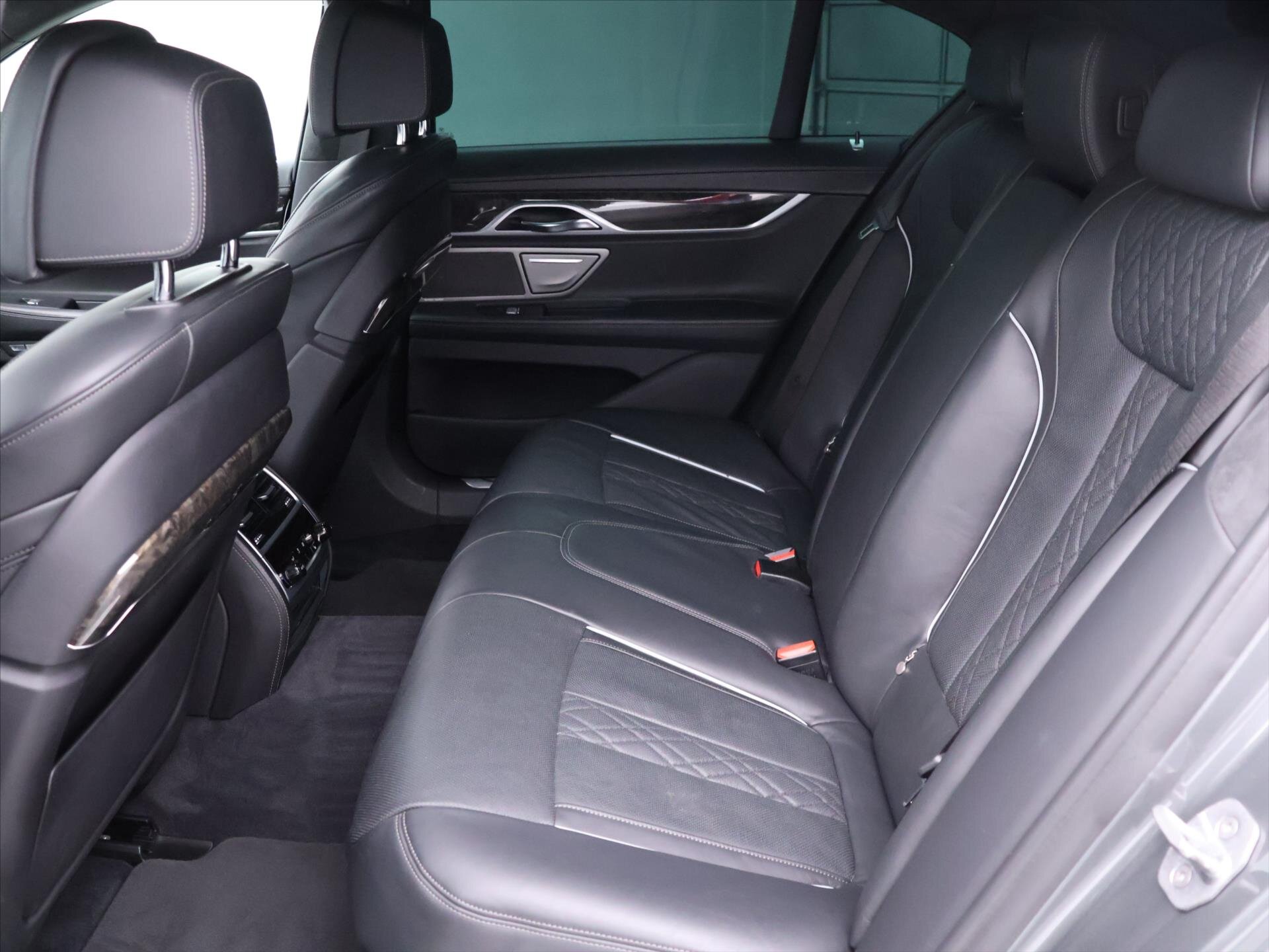 BMW Řada 7 Sedan / Limuzína 4,4 l 330 kw