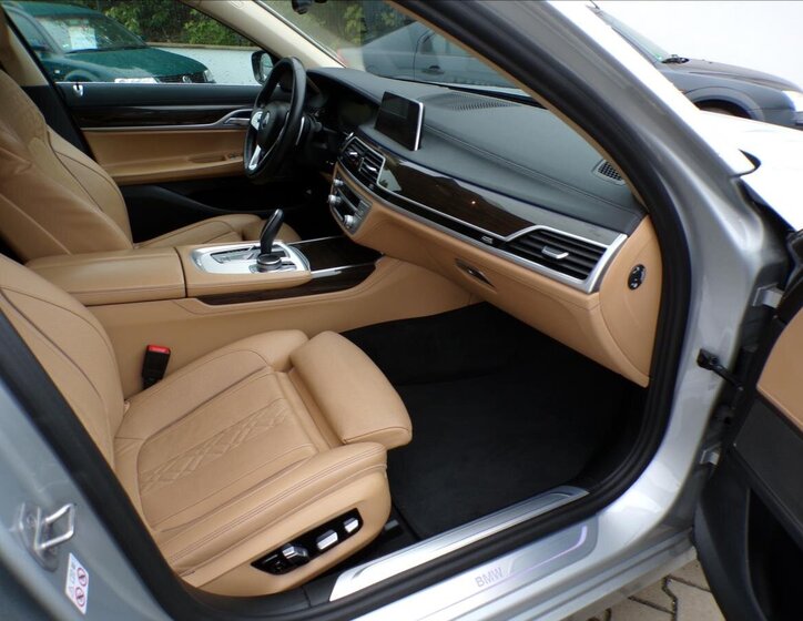 BMW Řada 7 Sedan 3,0 l 195 kw