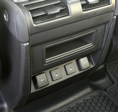 Land Rover Defender 22