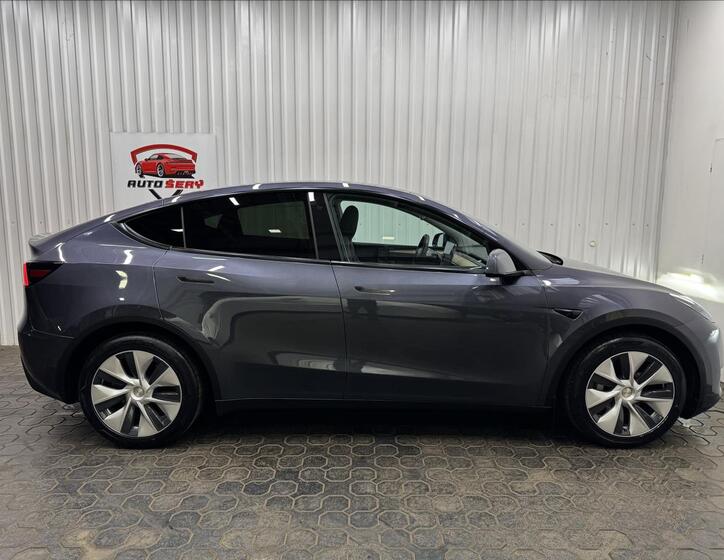 Tesla Model Y 10