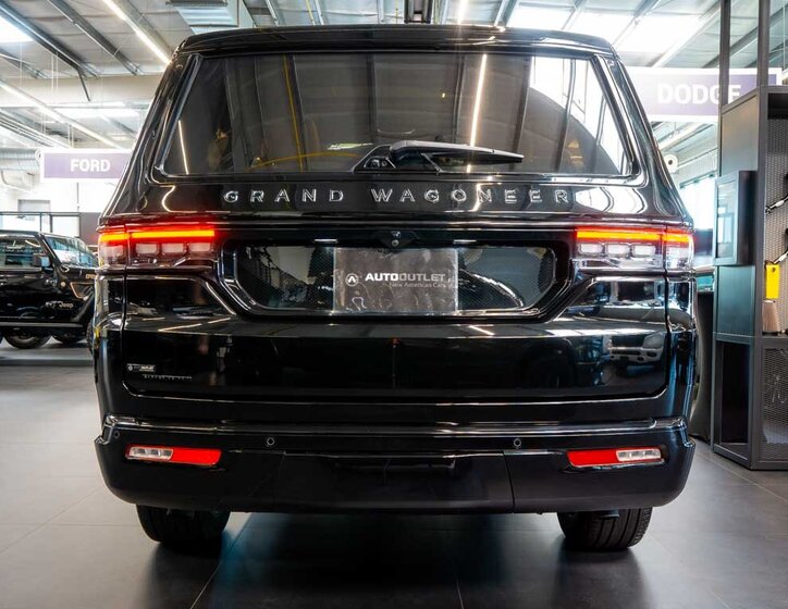 Jeep Grand Wagoneer 4