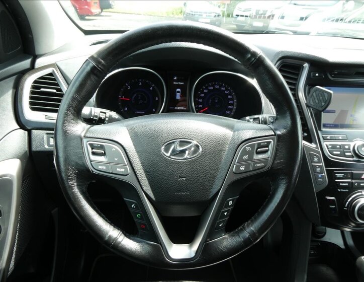 Hyundai Grand Santa Fe 38