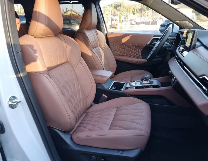 Mitsubishi Outlander SUV 2,4 l 225 kw