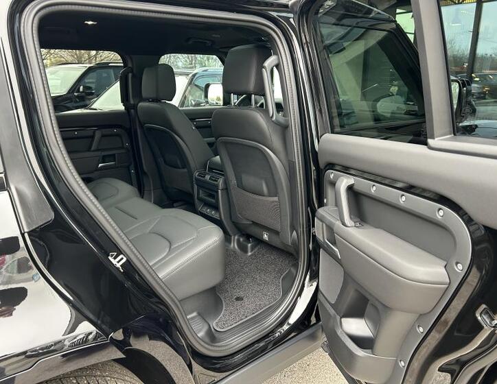 Land Rover Defender 14