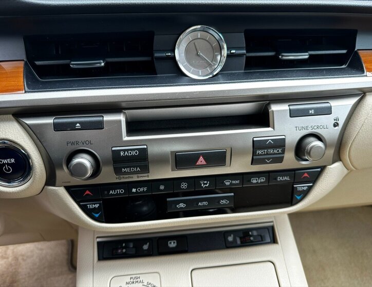 Lexus ES 300h Sedan / Limuzína 3,0 l 116 kw
