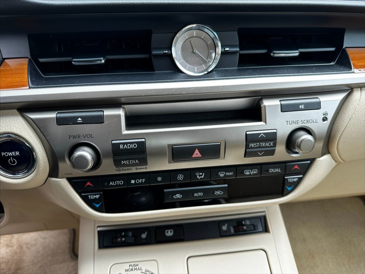Lexus ES 300h Sedan / Limuzína 3,0 l 116 kw