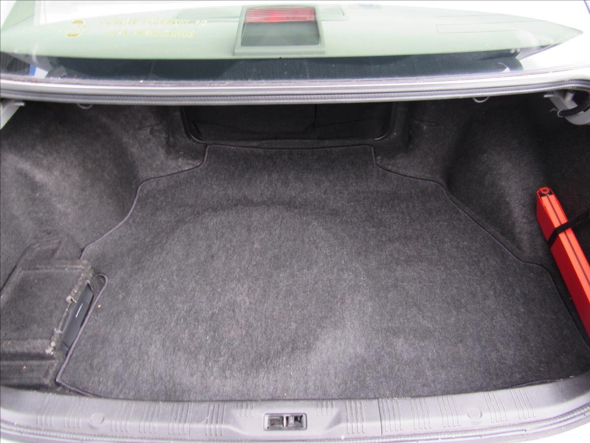 Nissan Maxima Sedan / Limuzína 2,0 l 103 kw