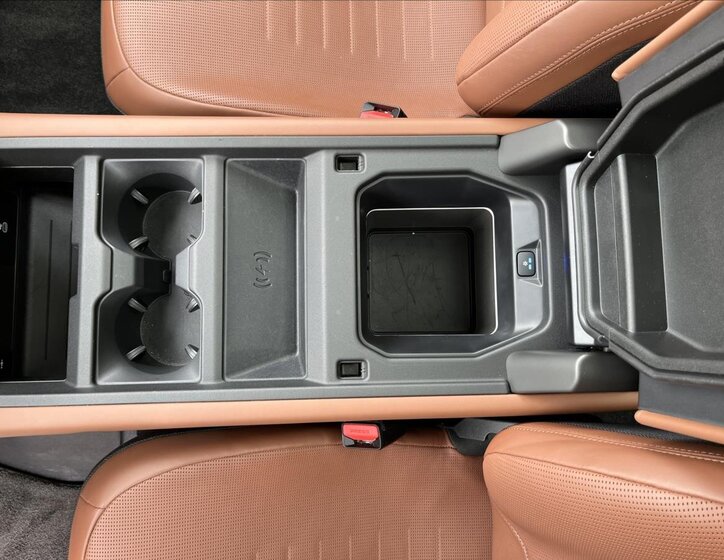 Land Rover Defender SUV 4,4 l 467 kw