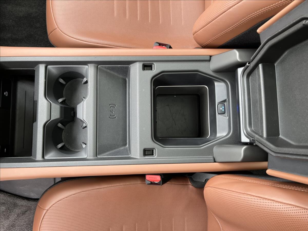 Land Rover Defender SUV 4,4 l 467 kw