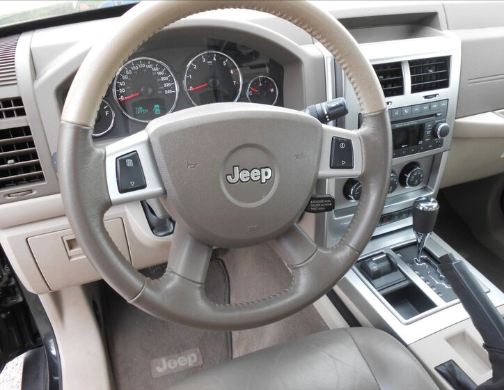 Jeep Cherokee SUV 3,7 l 151 kw