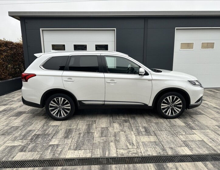 Mitsubishi Outlander 4