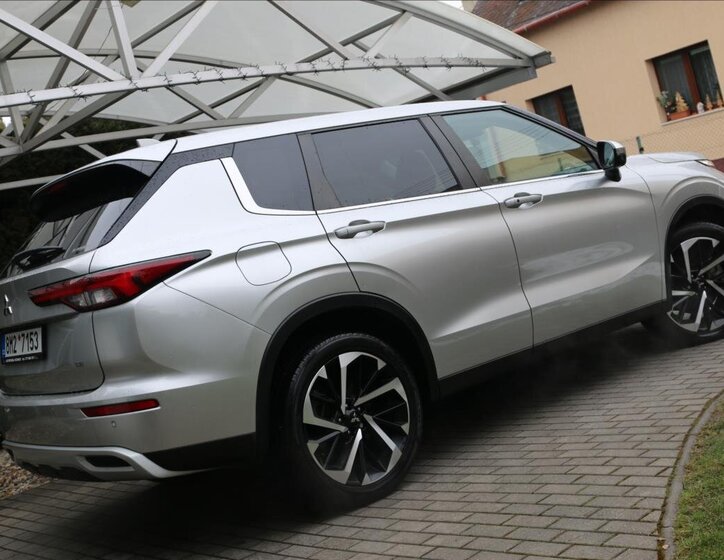 Mitsubishi Outlander SUV 2,4 l 162 kw