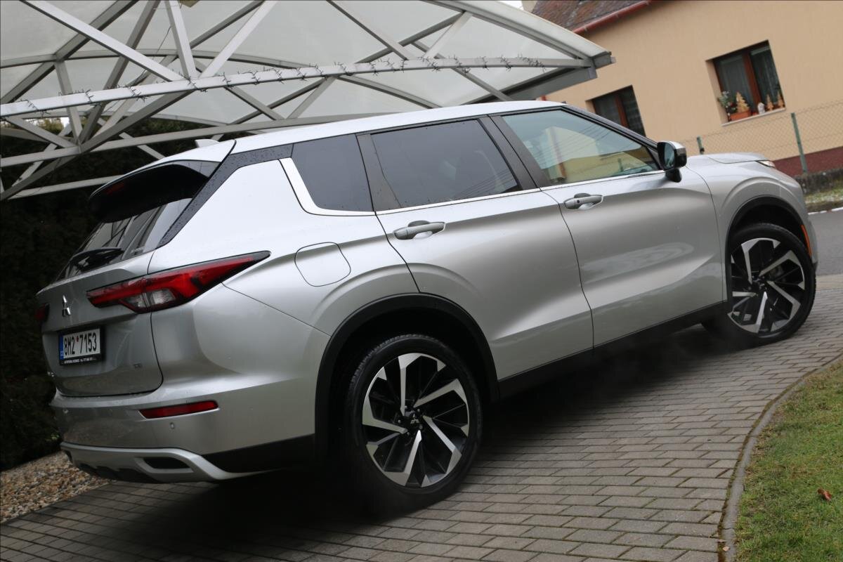 Mitsubishi Outlander SUV 2,4 l 162 kw