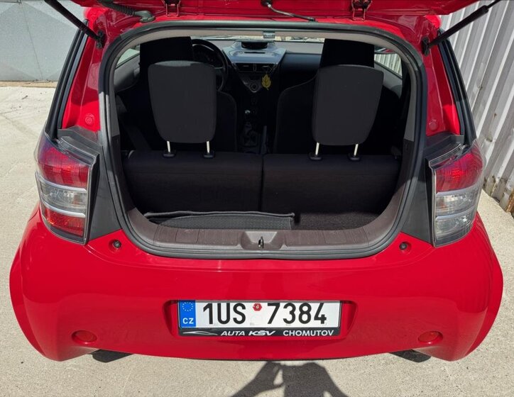 Toyota iQ Hatchback 998,0 50 kw