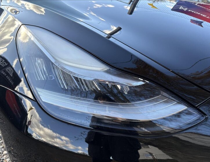 Tesla Model 3 Sedan / Limuzína 0,0 239 kw