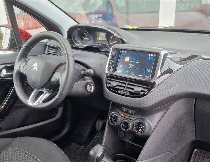 Peugeot 208 Hatchback 1,2 l 61 kw