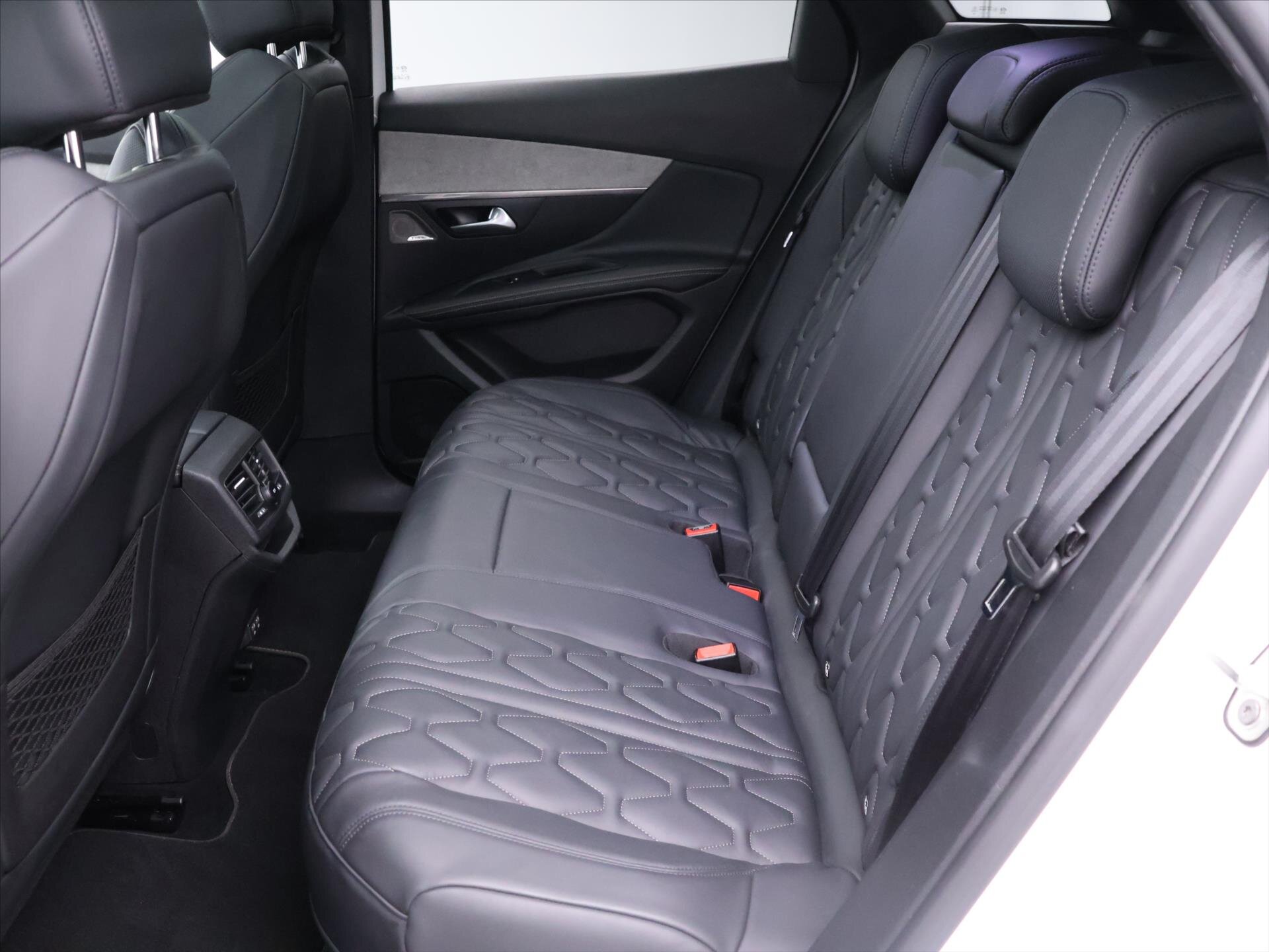 Peugeot 3008 SUV 1,6 l 133 kw