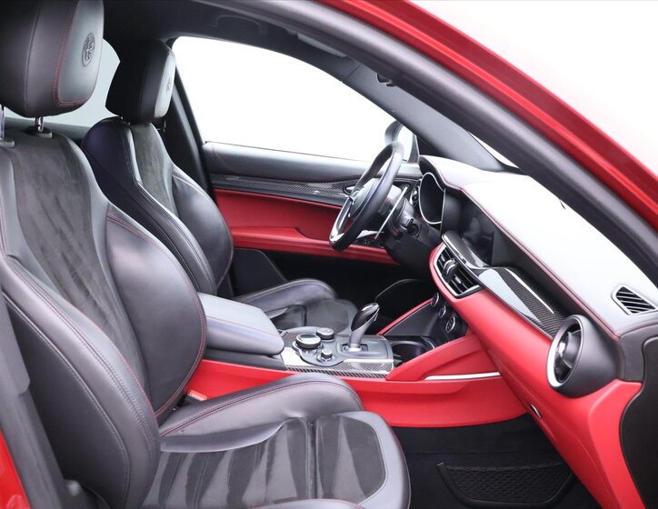 Alfa Romeo Stelvio SUV / Terénní 2,9 l 375 kw