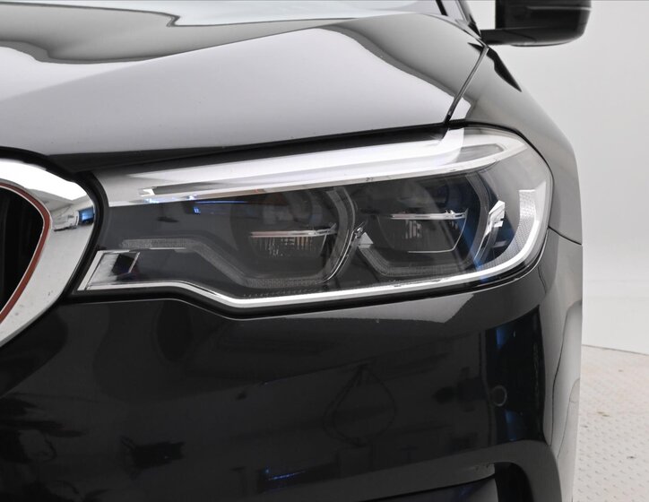 BMW Řada 5 Kombi 3,0 l 195 kw