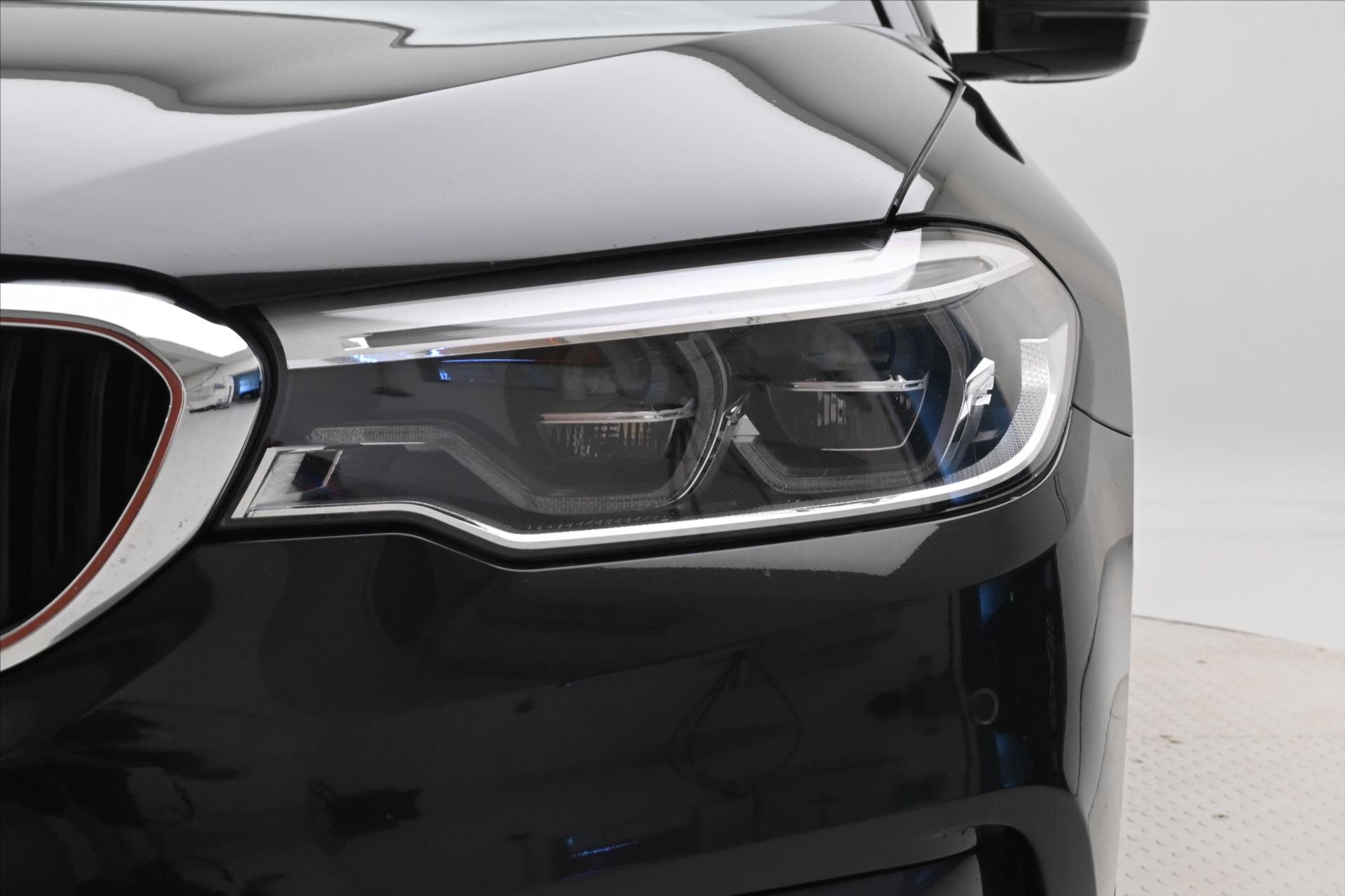 BMW Řada 5 Kombi 3,0 l 195 kw