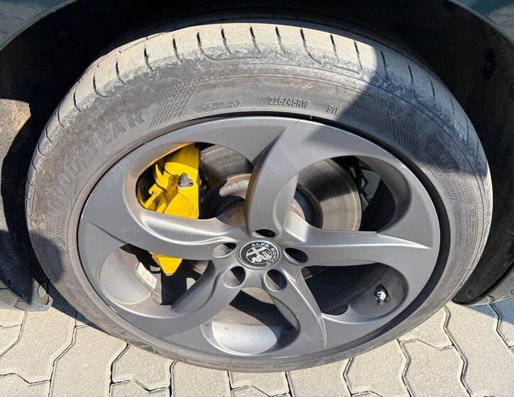 Alfa Romeo Giulia Sedan / Limuzína 2,0 l 206 kw