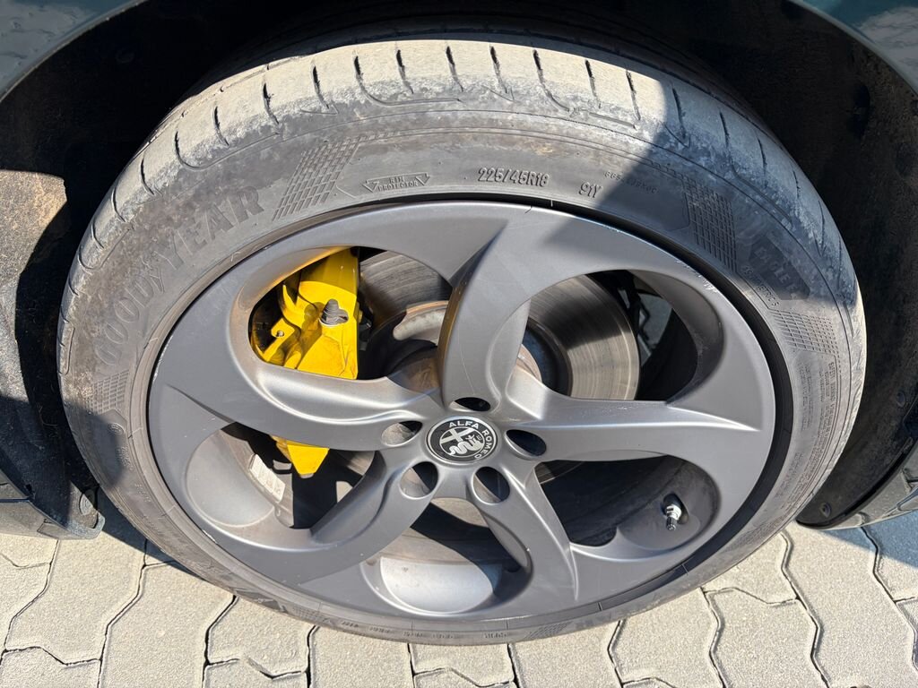 Alfa Romeo Giulia Sedan / Limuzína 2,0 l 206 kw