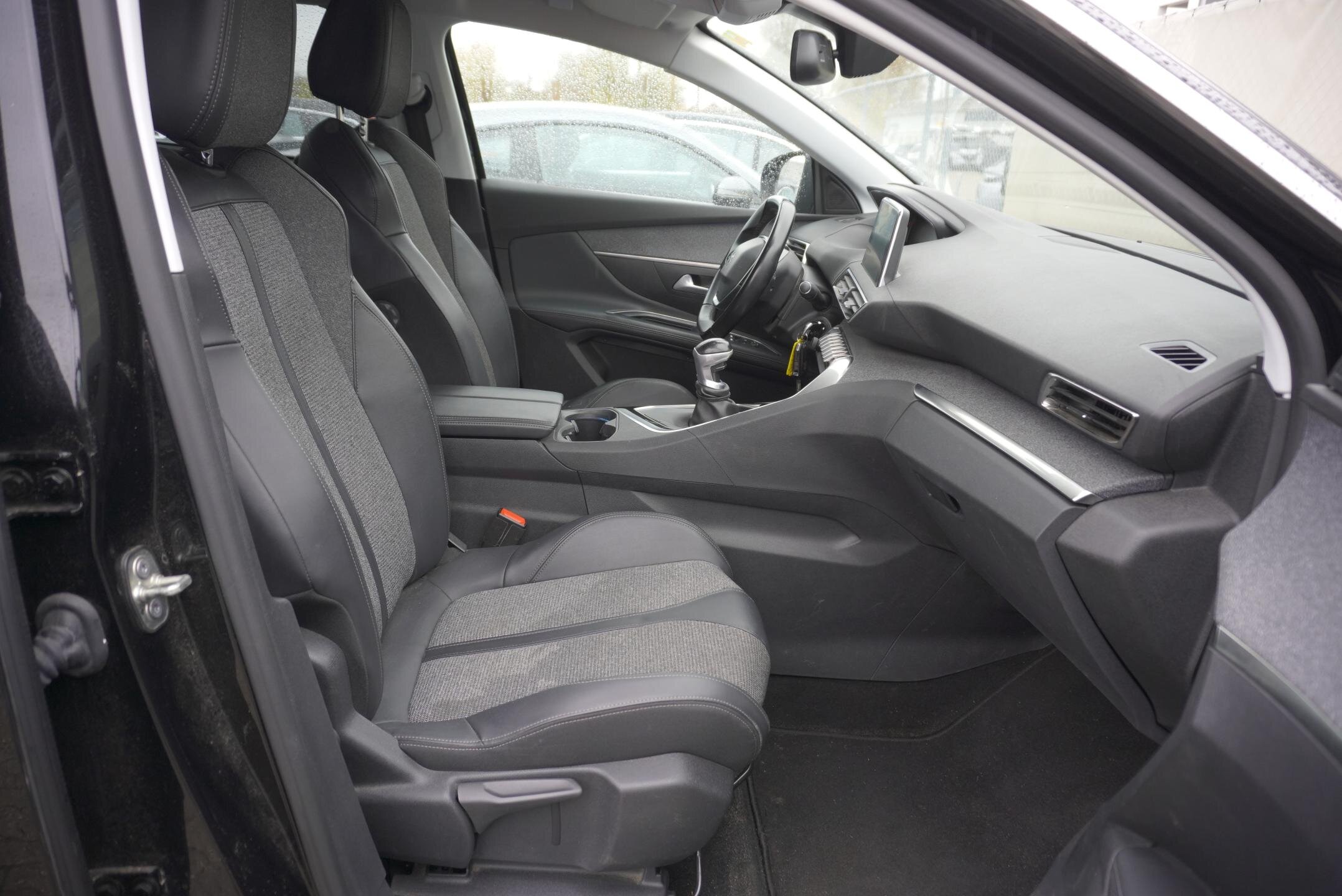 Peugeot 5008 SUV 1,2 l 96 kw