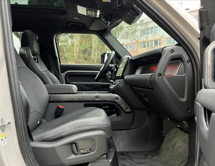 Land Rover Defender SUV / Terénní 4,4 l 467 kw