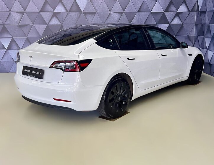 Tesla Model 3 Sedan / Limuzína 0,0 239 kw