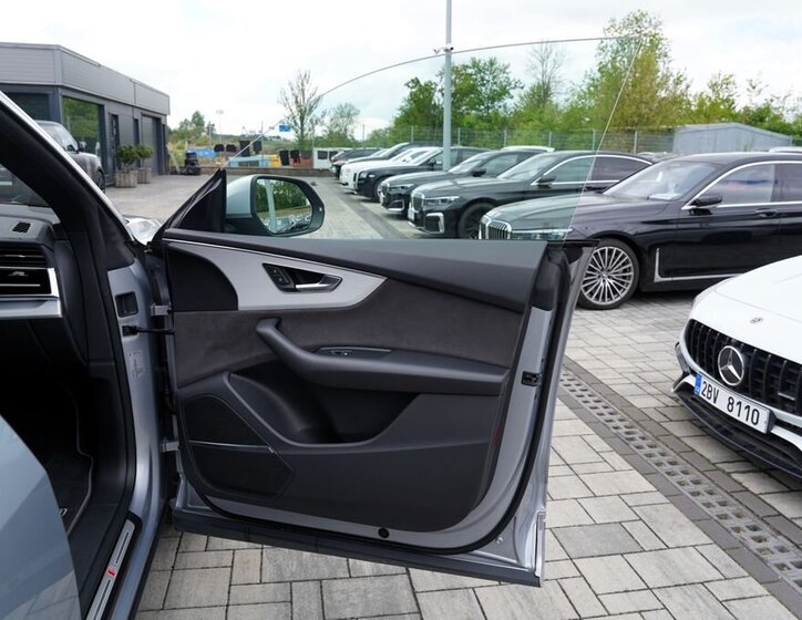 Audi Q8 SUV / Terénní 3,0 l 250 kw