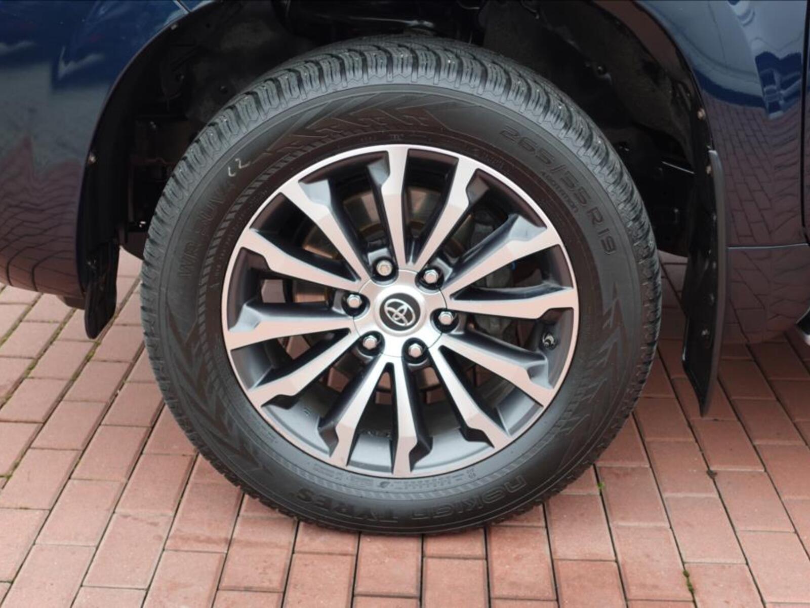 Toyota Land Cruiser 7