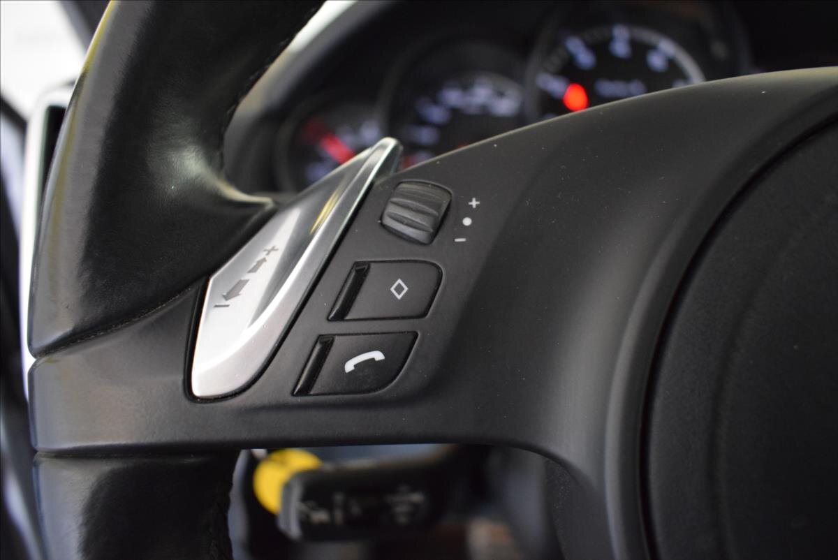 Porsche Cayenne SUV 4,8 l 405 kw