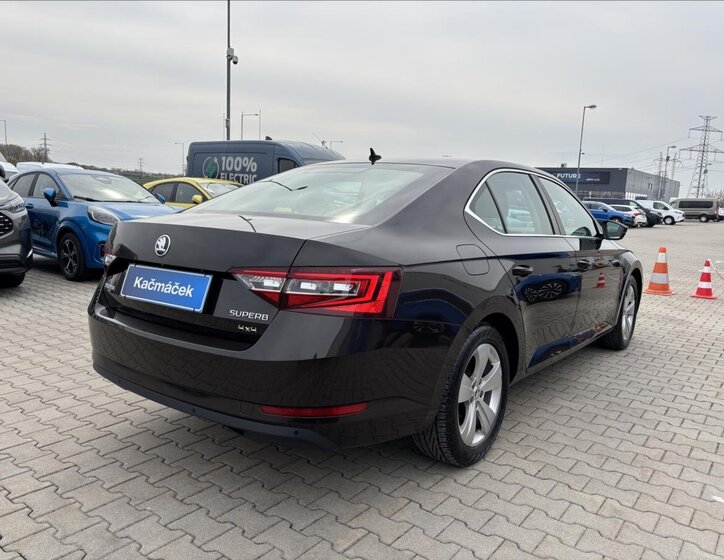 Škoda Superb Sedan / Limuzína 2,0 l 140 kw